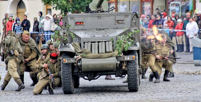 Na sto nadšenců pro historii a vojenství sehrálo bitvu o kyjovské náměstí a radnici. Diváci mohli obdivovat také techniku, mezi níž byla děla, těžké kulomety, obrněné vozy či motorka.