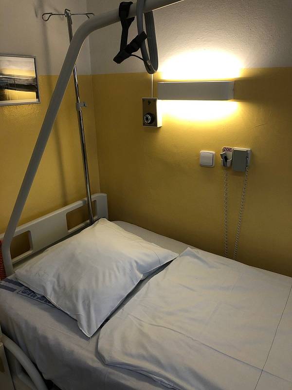 Nadstandardní jednolůžkový pokoj pro pacienty kyjovské nemocnice na oddělení ORL.