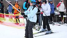 Sezona sjezdového lyžování odstartovala ve Skiaparku Filipov u Javorníka. Zahajovací víkend si nenechaly ujít stovky lidí.