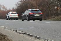 Silničáři letos plánují opravit také úsek silnice I/55 mezi Petrovem a Sudoměřicemi. Stav vozovky v polovině února.
