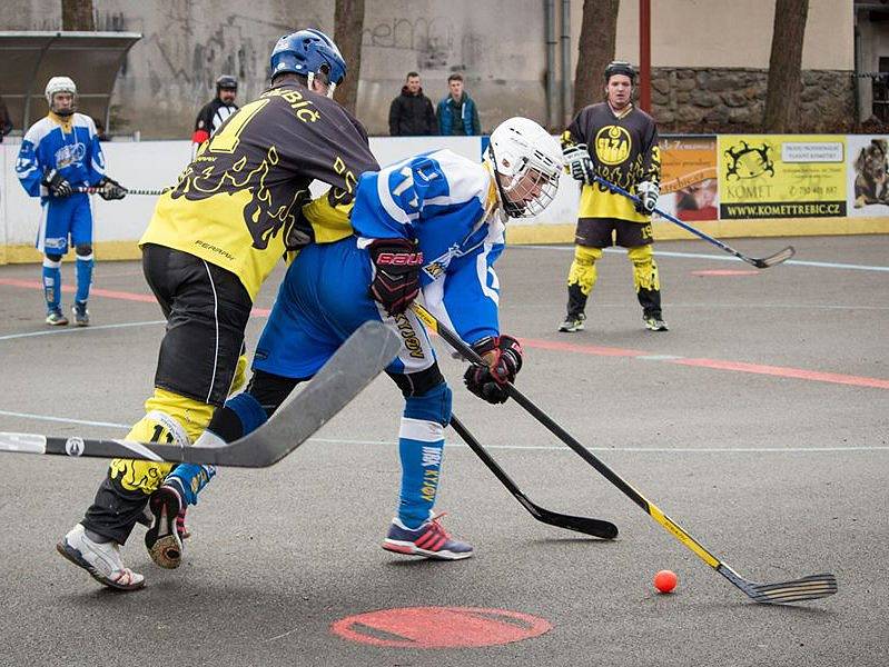 Hokejbalisté Kyjova zvítězili na hřišti Třebíče předvědčivě 6:0. Mezi střelce se v sobotu zapsal také mladý útočník Matěj Fraňo (na snímku v modrém dresu).