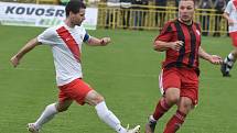 Fotbalisté Hroznové Lhoty (bíločervené dresy) v televizním duelu přehráli Vnorovy 5:1. Zápas na Zelničkách sledovalo 1500 diváků. Foto: Jaroslav Kicl