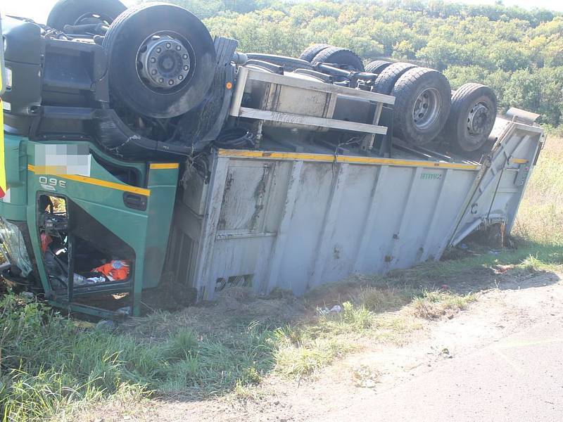 Na silnici mezi Nechvalínem a Lovčicemi havaroval popelářský vůz.