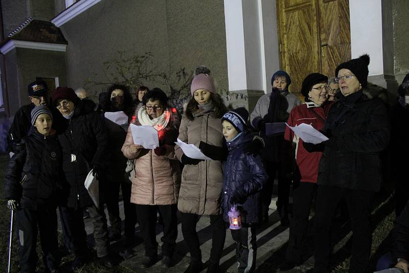 Koledy si zazpívali u kostela svatého Bartoloměje v Rohatci.