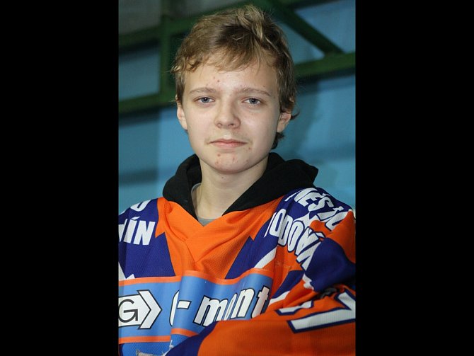 Čtrnáctiletý Petr Svoboda z Radějova byl za svoji oddanost hodonínskému klubu odměněn. Sobotní zápas s Pelhřimovem sledoval díky neobvyklé soutěži přímo ze střídačky domácího celku.