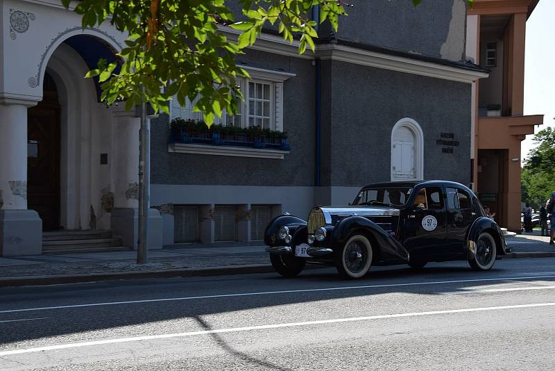 Závod 1000 mil československých odstartoval ve čtvrtek 12.8. v Praze.  Historické automobily projely i Hodonínem.