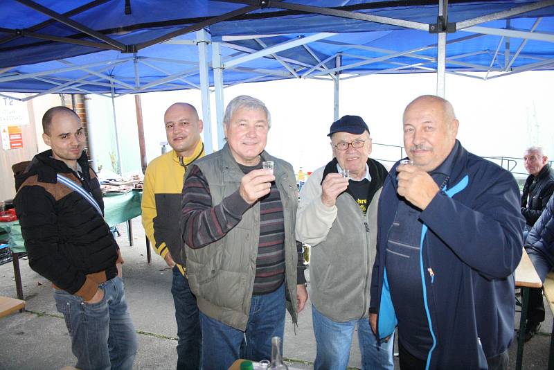 Vedení Slovanu Bzenec v pátek uspořádalo v prostorách zámeckého areálu tradiční moravskou zabijačku.