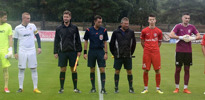 Fotbalisté Hodonína (v bílých dresech) nestačili na Lanžhot, diviznímu nováčkovi podlehli 0:3.