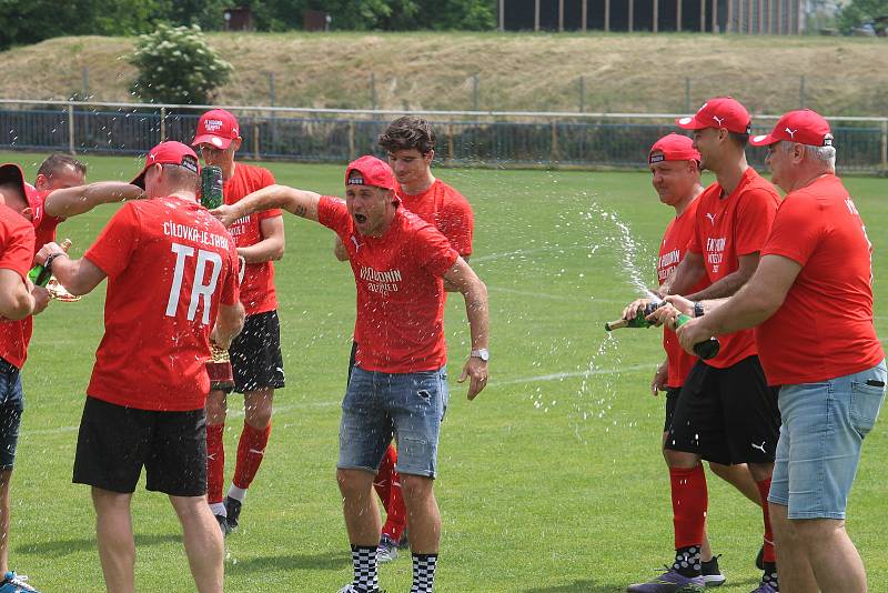 Hodonínští fotbalisté (v červenočerných dresech) oslavili po zápase s Velkou Bíteší postup do třetí ligy.