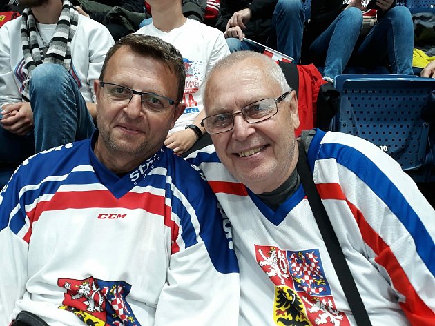 Jan Pivka (vpravo) s kamarádem sběratelem Josefem Charousem při loňském mistrovství světa v Bratislavě.