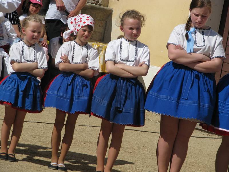 Nová expozice tradic v zámecké konírně, kterou Mikroregion Nový Dvůr o víkendu slavnostně otevřel, je věnovaná i Jízdě králů.