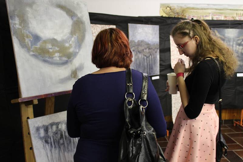 Festival Pestrovečer, který se konal na konci minulého týdne v Mikulčicích, přinesl přehlídku hudebníků, výtvarníků a fotografů, stejně tak jako přednášek a workshopů.