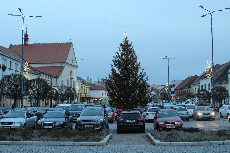 Předvánoční Masarykovo náměstí v Kyjově první prosincový čtvrteční podvečer.