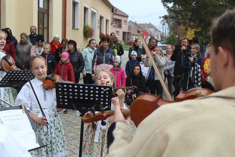 Páteční zahájení letošních hodů v Hroznové Lhotě.