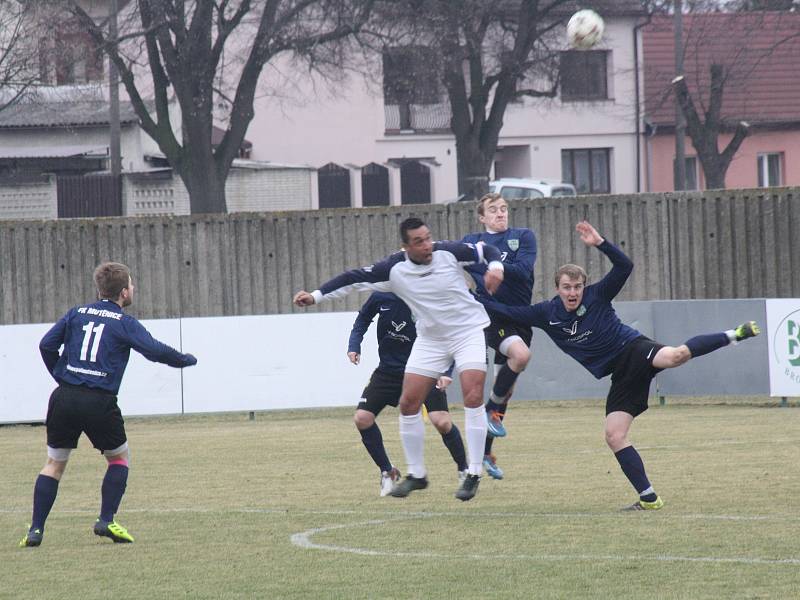 Fotbalisté Mutěnic (modré dresy) zvládli vstup do jara výhrou 3:2 nad sokem ze Svratky Brno.