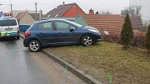 S ranní námrazou na silnicích se ve středu potýkali řidiči na Hodonínsku. Mezi Vracovem a Vlkošem se vyboural muž za volatantem Volkswagenu Polo. Dostal smyk a převrátil se přes střechu. V Kyjově za podobného scénáře narazila řidička peugeotu do zábradlí 