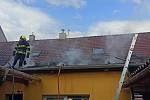 Šest jednotek hasičů likvidovalo požár střechy rodinného domu v Mutěnicích na Hodonínsku.