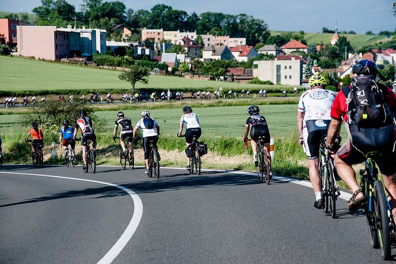 Charitativní cyklotour Josefa Zimovčáka dorazila včera na jih Moravy. K pelotonu se přidalo až na 140 lidí. V pátek pokračuje tour Hodonínskem na Břeclavsko a Vyškovsko, v sobotu zakončí jízdu ve Znojmě, kde vydraží zvony.