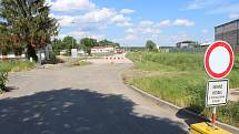 Druhá etapa úprav Sportovní ulice v Dolních Bojanovicích první červnové odpoledne 2022.