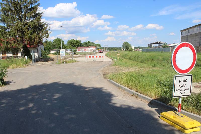 Druhá etapa úprav Sportovní ulice v Dolních Bojanovicích první červnové odpoledne 2022.