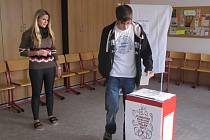 Studentské předčasné parlamentní volby ve veselské Obchodní akademii. 