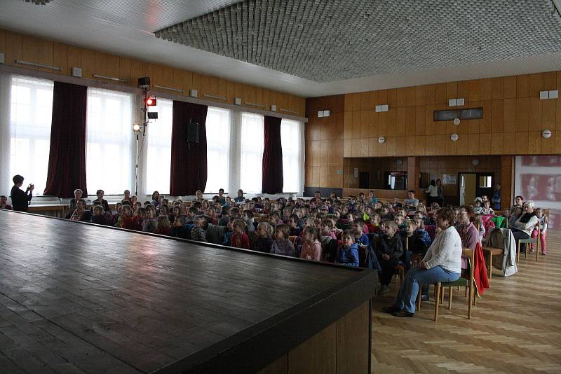 Vodnická pohádka Divadelní společnosti Koňmo pobavila dubňanské děti.