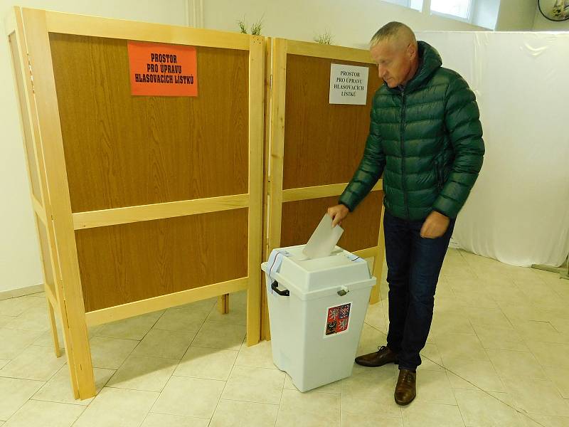 V pátek přišel k volbám i Josef Zimovčák, který kandiduje na Hodonínsku do senátu.