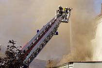 Požár třípatrového skladu oděvů v Hodoníně naproti Zámečku