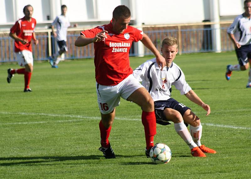 Fotbalisté Šardic (v červených dresech) přestříleli v prvním předkole krajského poháru rivala z Kyjova 5:4 a postoupili do další fáze jihomoravské soutěže.