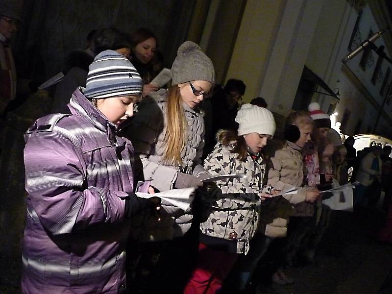 Ve Veselí nad Moravou si při akci Česko zpívá koledy, zazpívalo spolu se sborem Základní umělecké školy a vybranými zpěváky z Farního sboru a Scholičky dvě stě padását lidí. Ti se společně sešli před Kostelem svatých Andělů strážných.