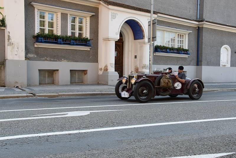 Závod 1000 mil československých odstartoval ve čtvrtek 12.8. v Praze.  Historické automobily projely i Hodonínem.