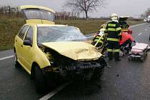 Srážka dvou automobilů u Lužic na Hodonínsku zablokovala v sobotu dopoledne na hodinu hlavní tah I/55 z Hodonína na Břeclav. 