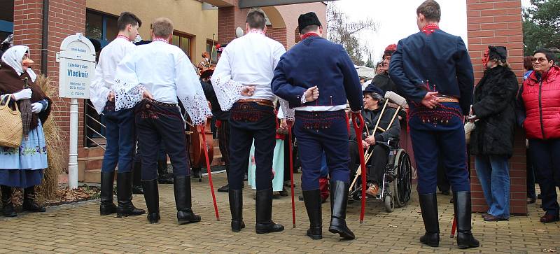 Tradiční masopustní veselí v hodonínských lázních v podání Divadelního souboru Svatopluk, Slováckého krúžku ze Svatobořic-Mistřína a cimbálové muziky z Milotic.