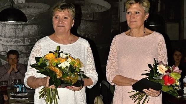 Dvojčata Vlasta Mottlová a Eva Novotná byla v pátek večer slavnostně uvedena do síně slávy kyjovského basketbalu. Pocty se dočkaly na nultém basketbalovém plese. 