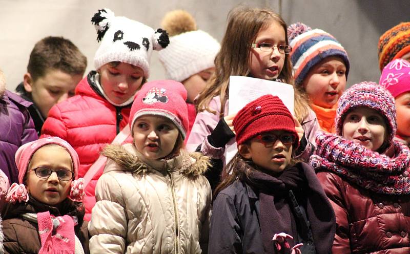 Lidé si na hodonínském Masarykově náměstí zazpívali koledy spolu se sbory Crescendo a Přípravným pěveckým sborem Základní umělecké školy Hodonín. 