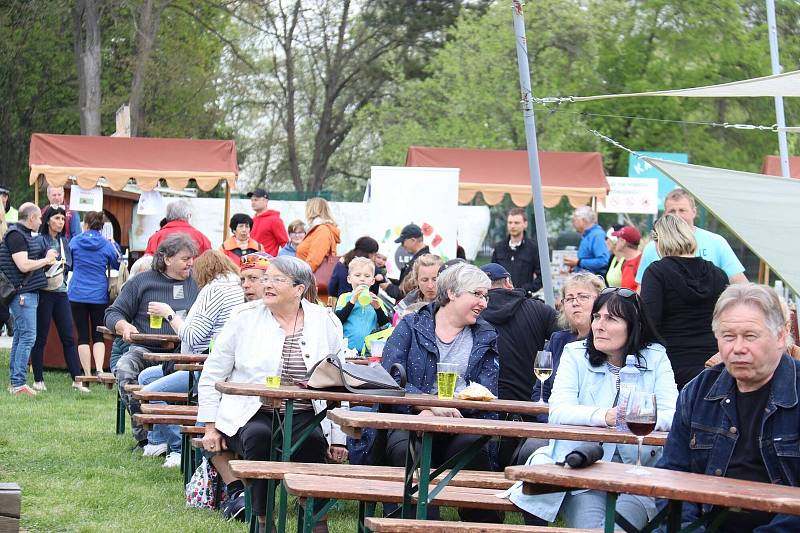 Letošní Otevírání Baťova kanálu přilákalo davy lidí. Slavnostnímu otevírání byli přítomni i zástupci města.