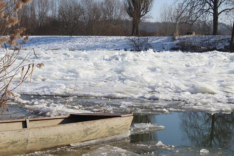 Řeka Morava u Hodonína v pondělí krátce po čtrnácté hodině.