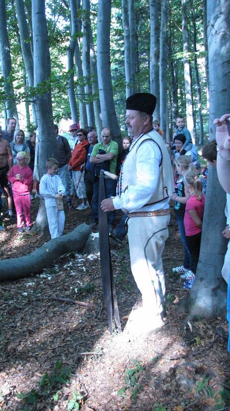 Po vzoru starých sáharů, jak se říkalo dřevorubcům, vyšli Novolhoťané na Kubíkův vrch, kde uťali strom, opekli špek a popili bylinný čaj. Večer na kulturním domě předvedli tance členové slovenského folklorního souboru Brezovan.