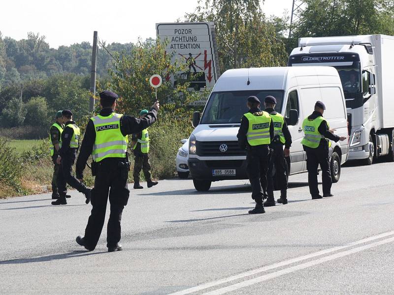 Cvičení policie, armády a celníků zaměřené na případné znovuobnovení hraničních kontrol se zúčastnily stovky členů těchto složek. Hlídaly i silnici mezi Hodonínem a Holíčí.