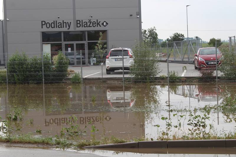 Dolní Bojanovice zasáhla v pondělí v podvečer extrémní bouřka. Její následky místní odstraňují i následující den.