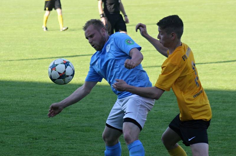 Fotbalisté Mutěnic (ve žlutých dresech) přehráli ve vloženém 30. kole krajského přeboru Boskovice 2:0 a zůstali v čele tabulky.