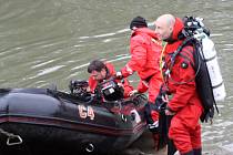 Policisté a záchranáři pátrali ve čtvrtek po pohřešovaných vodácích na řece Moravě.