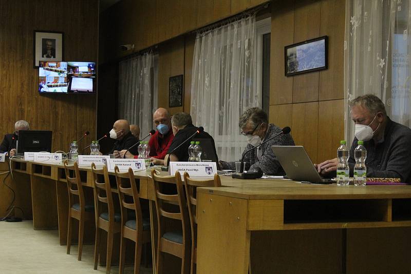 První jednání městského zastupitelstva ve Bzenci v roce 2022. Město je bez starosty i radních.