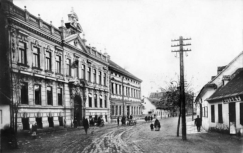 Budova internátu v době okolo roku 1900, ještě s původním vchodem.