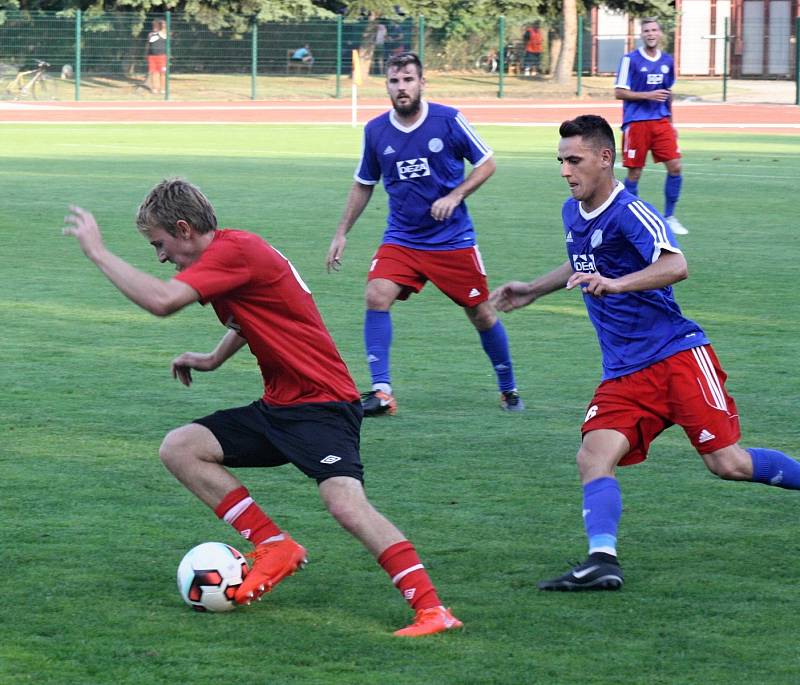 Fotbalisté Hodonína (v červených dresech) prohráli ve 4. kole Fortuna ligy s Valašským Meziříčím 1:4. Hosté páteční předehrávku rozhodli čtyřmi brankami ve druhém poločase.