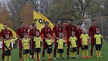 Fotbalisté Hroznové Lhoty (bíločervené dresy) v televizním zápase porazili Vnorovy 5:1. Zápas sledovalo 1500 diváků.