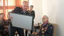 Generálmajor Rostislav Pilc předává Imrichu Gablechovi generálský dekret.