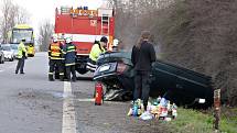 U Hodonína bouralo osobní auto, které skončilo na střeše. Tři lidi jsou zranění.