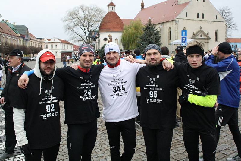 Letošní ročník silničního běhu Skalica-Holíč-Hodonín přinesl skvělé výkony i účastnický rekord. Celkem se na start postavilo 456 mužů a žen. Závod si nenechal ujít ani známý slovenský politik Mikuláš Dzurinda.