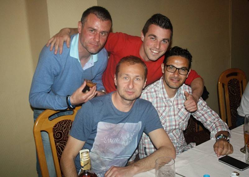 Fotbalový brankář Roman Pelíšek oslavil se svými kamarády a bývalými spoluhráči z Ratíškovic, Bzence a Vracova padesáté narozeniny.